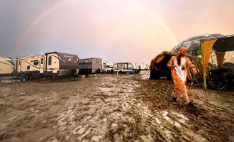 На фестивале Burning Man из-за непогоды застряли тысячи людей, есть погибший: фото, видео