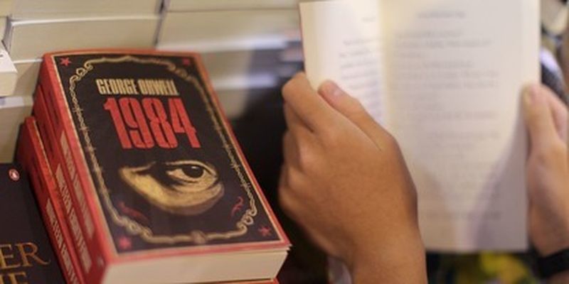 В России завели дело на активиста, который раздавал роман Оруэлла "1984": что это за книга/Классическая антиутопия стала реальностью в РФ