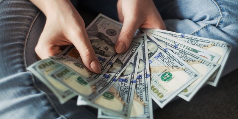 Доллар упал: сколько стоит валюта в киевских обменниках