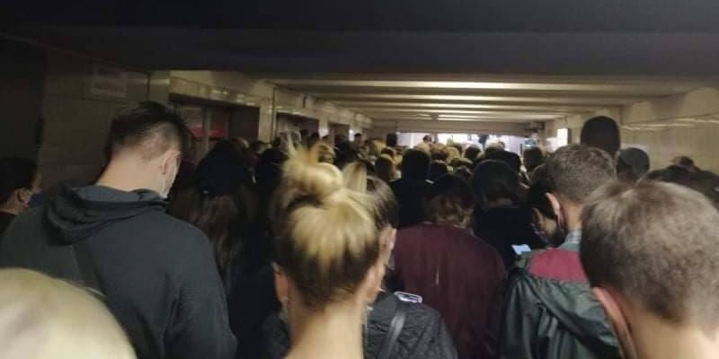 "О карантине все забыли": СМИ показали, как выглядит вход в метро Киева в час пик