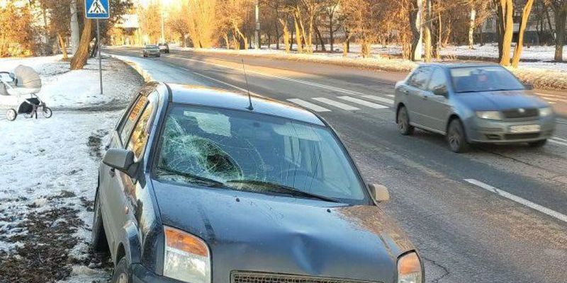 В Харькове Ford сбил мужчину с грудничком