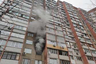 Огонь и клубы дыма: в Киеве горит многоэтажка