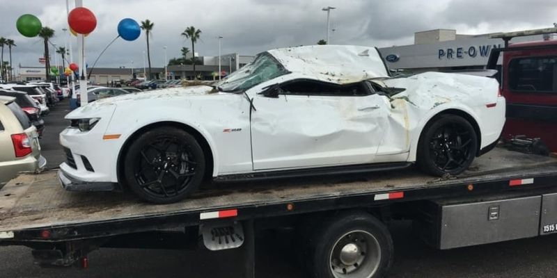 В США Chevrolet Camaro разбили прямо на парковке у дилера