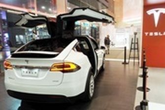 Tesla вновь снизила цены на модели электрокаров S и X