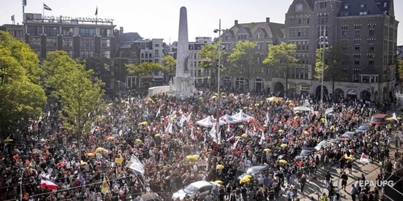 В Амстердаме прошел большой протест коронаскептиков