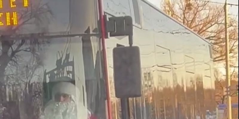 После ночных обстрелов: в Харькове водитель вышел на маршрут в костюме Святого Николая