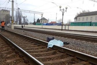 На Львовщине под колесами электрички погибла молодая женщина
