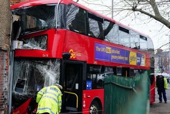 В Лондоне двухэтажный автобус врезался в здание, есть пострадавшие