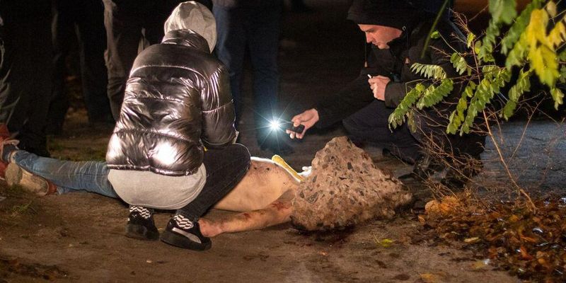 У Києві знайшли мертвим напівголого чоловіка з віником на шиї