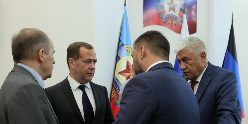 В оккупированный Луганск по поручению Путина приехал Медведев
