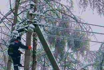 Непогода оставила без электричества сотни населенных пунктов в Украине