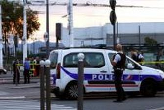 В Париже неизвестный бросился на полицейских с ножом нападавшего застрелили