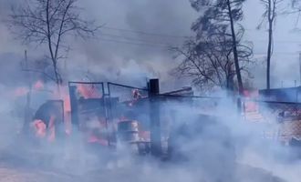 В российском Забайкалье бушуют пожары, из-за дыма перекрывают дороги. ВИДЕО