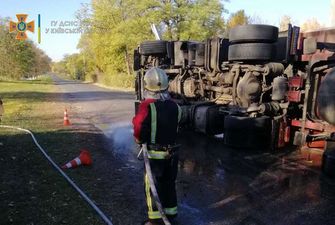 На Київщині перекинулась вантажівка, заливши дизпаливом дорогу