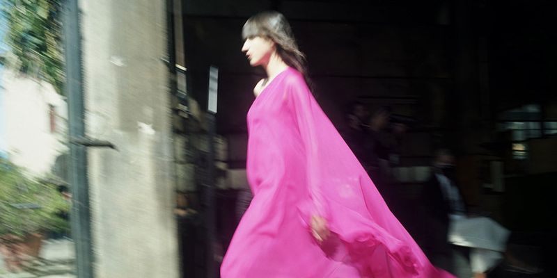 "Ожидая, пока закончится пандемия": Кампейн Valentino отражает состояние моды в 2020-м