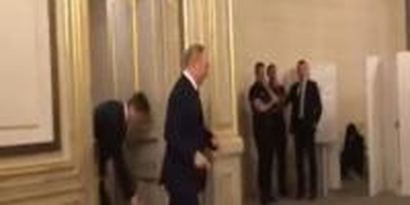 Появилось видео, как Путин на саммите ходил в туалет с шестью охранниками