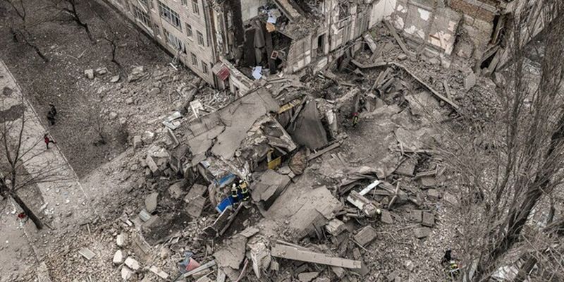 Число пострадавших в Киеве обновилось. Под завалами может быть человек