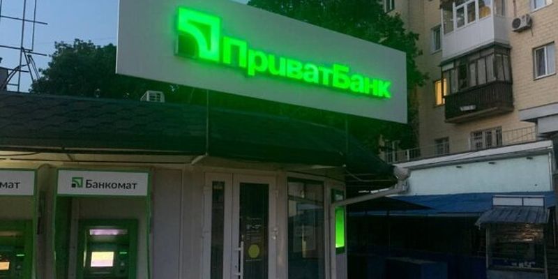 "Як прожити?": банкомат ПриватБанку знімає гроші українців, але готівки не видає