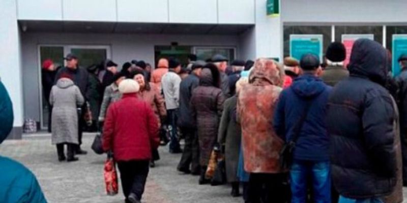 Банки массово закрывают свои отделения в Украине: что происходит и что будет с деньгами