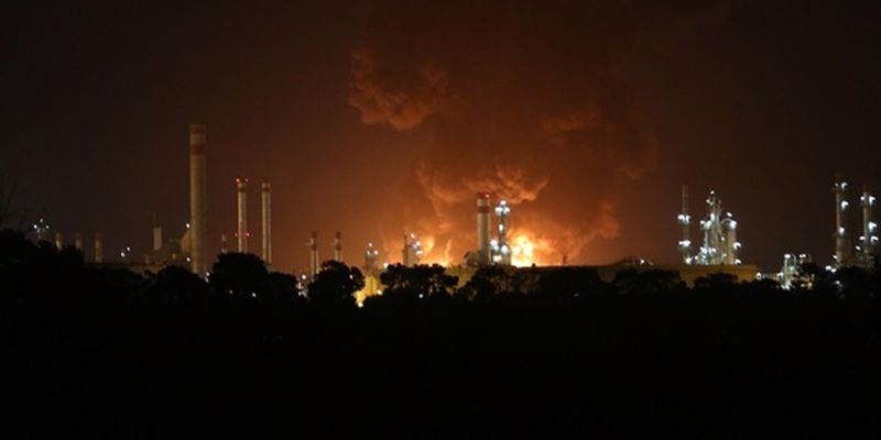 Пожар на НПЗ в Иране: огонь взяли под контроль