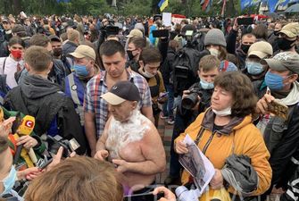 Чоловік намагався підпалити себе на мітингу проти Авакова в Києві