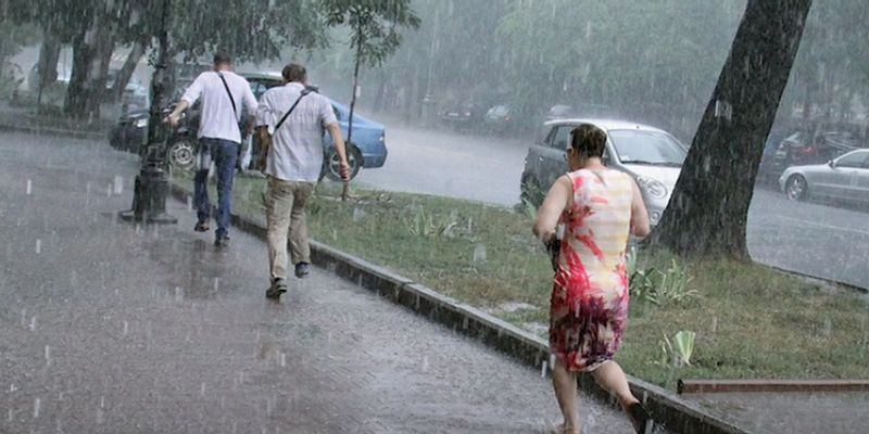 21 июля погода: Диденко предупредила о ливнях, шквалах и их последствиях