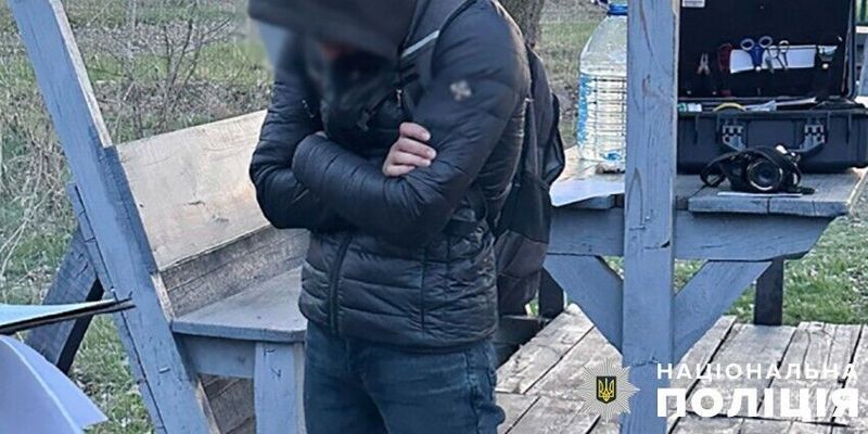 Пытался скрыться от полиции: в Киеве на пляже "Троещина" задержали мужчину с 1,2 кг психотропов. Подробности и видео