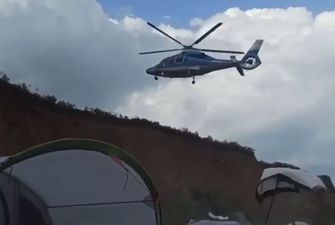 Едва не приземлился  на голову: под Одессой вертолет местного бизнесмена разрушил кэмпинг, туристы спаслись бегством