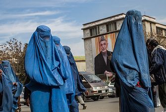Талибы запретили женщинам путешествовать без родственников-мужчин