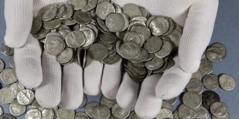 Понад 5 кг старовинних срібних монет — у Польщі знайшли скарб римського періоду