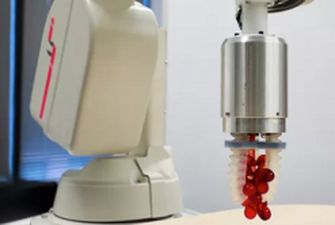 Исследователи изобрели робота с человеческим осязанием