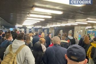 Выходные закончились: в Киеве в метро образовались огромные очереди, фото