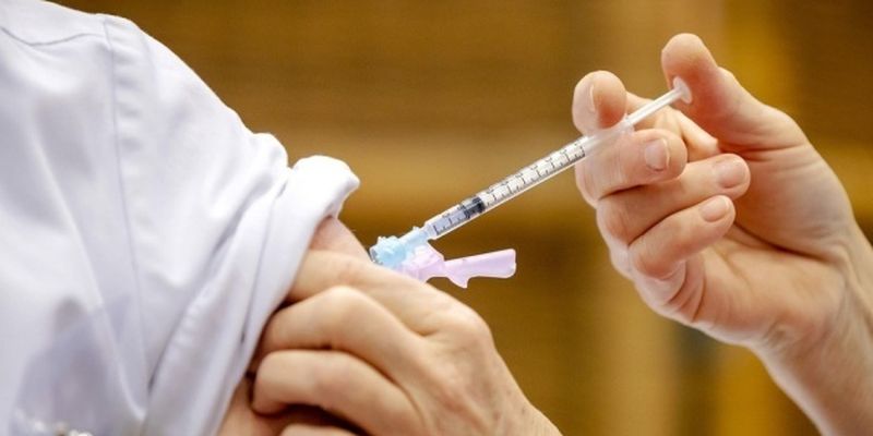 Половина жителей Германии сделали первую COVID-прививку