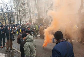 Митинг в поддержку Стерненко: участники акции забросали Офис генпрокурора файерами и петардами