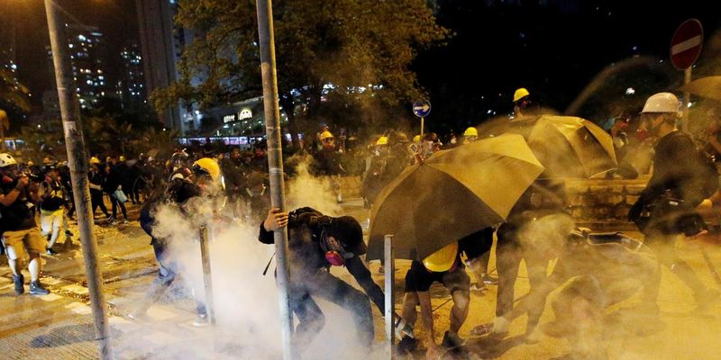 У Гонконгу поліція застосувала сльозогінний газ проти учасників акцій протесту