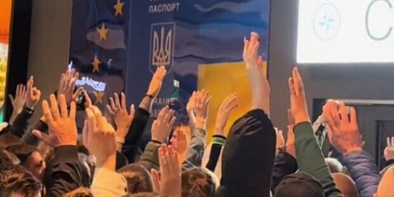 "Фортеця Варшава": 300 украинцев заблокировали ГП "Документ", требуют выдать паспорта