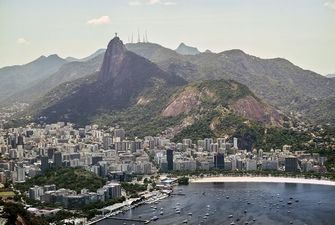 Туристка в Бразилии попозировала на скале для видео, от которого захватывает дух