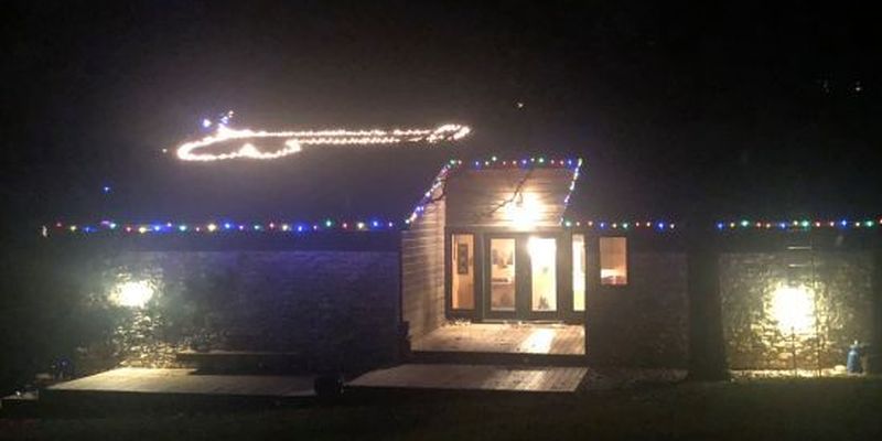 Американка здивувала сусідів непристойним візерунком на даху до Різдва