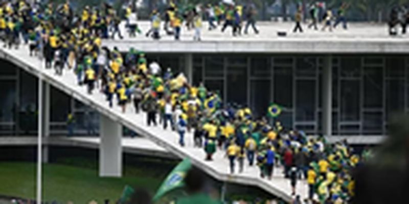 Сторонники бывшего президента Бразилии разгромили парламент страны