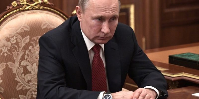 Путин долбит демократию: необычная карикатура на хозяина Кремля