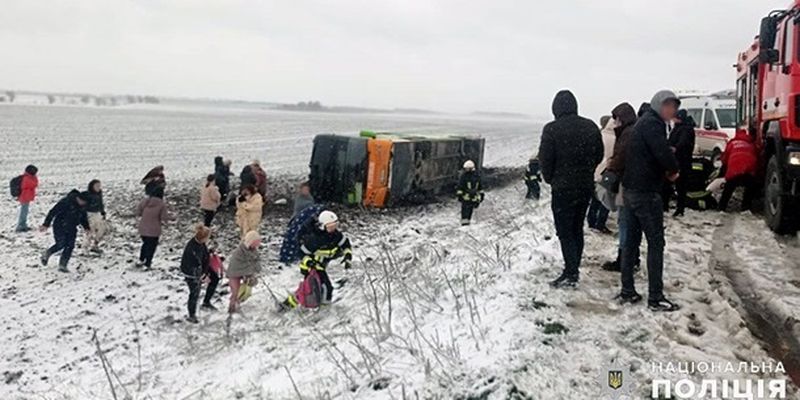 ДТП з автобусом у Хмельницькій області: 18 людей потрапили до лікарні