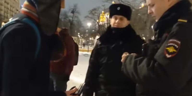 Вышли единицы: фото и видео задержаний в Москве у стихийного мемориала жертвам удара по Днепру