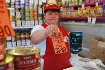 Росіяни почали купувати харчі у борг