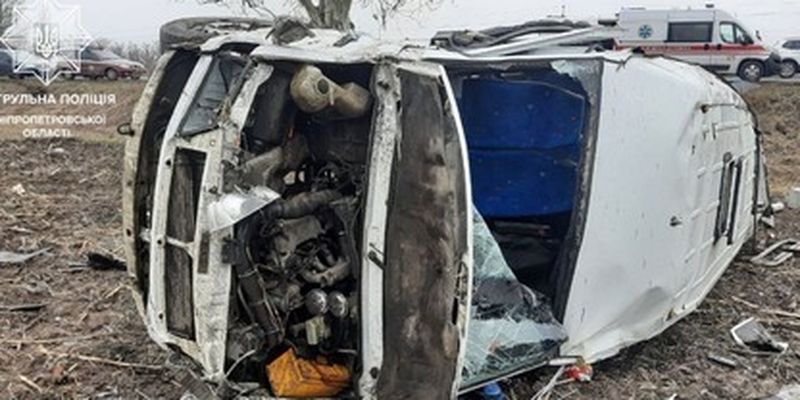Погибли взрослые и дети: на трассе под Днепром маршрутка слетела в кювет, фото и видео