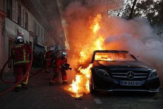 Палять авто і стріляють в поліцейських з феєрверків: у Парижі акція протесту переросла в масові заворушення