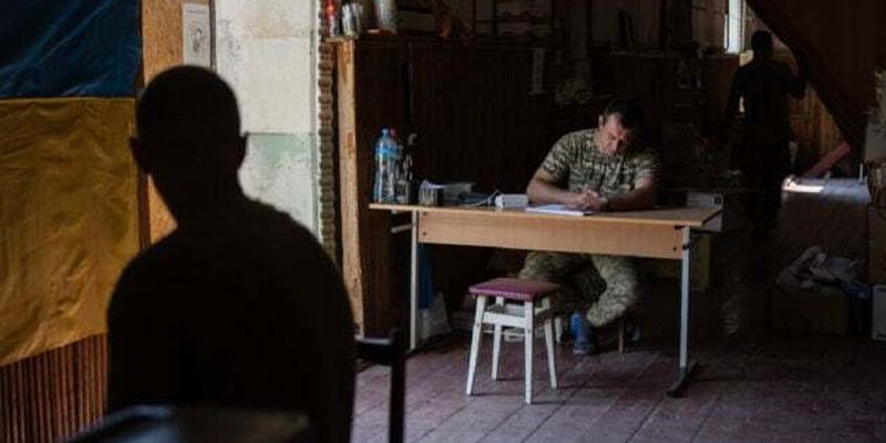 В Черновицком областном ТЦК проводят служебную проверку из-за видео с избиением мужчины