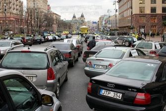 На водіїв чекає "друге пришестя" євроблях: чому і коли вживані авто масово переправлять до України