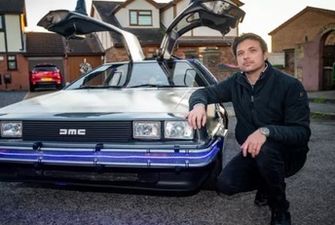 Мужчина потратил $100 тысяч, чтобы превратить свой DMC в машину из "Назад в будущее": фото/Поклонники фильма выстраиваются в очереди, чтобы сделать фото с легендарным авто
