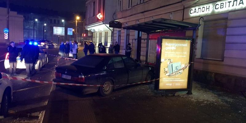 У Львові водій без прав в'їхав у зупинку транспорту: постраждала жінка