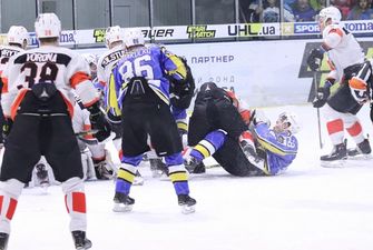 Хокеїсти влаштували жорстку бійку під час матчу УХЛ